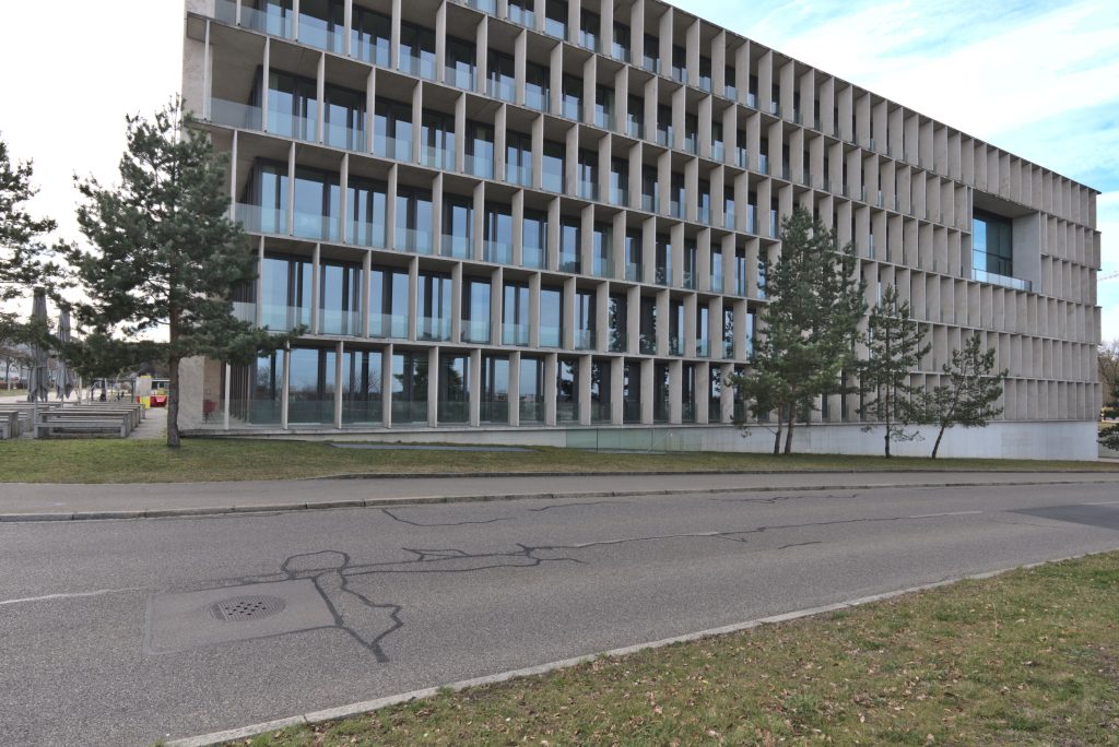 ETH Zürich HIT Binası dış görünümü: zemin katta iki katlı salonlu yapısal sistem örneği