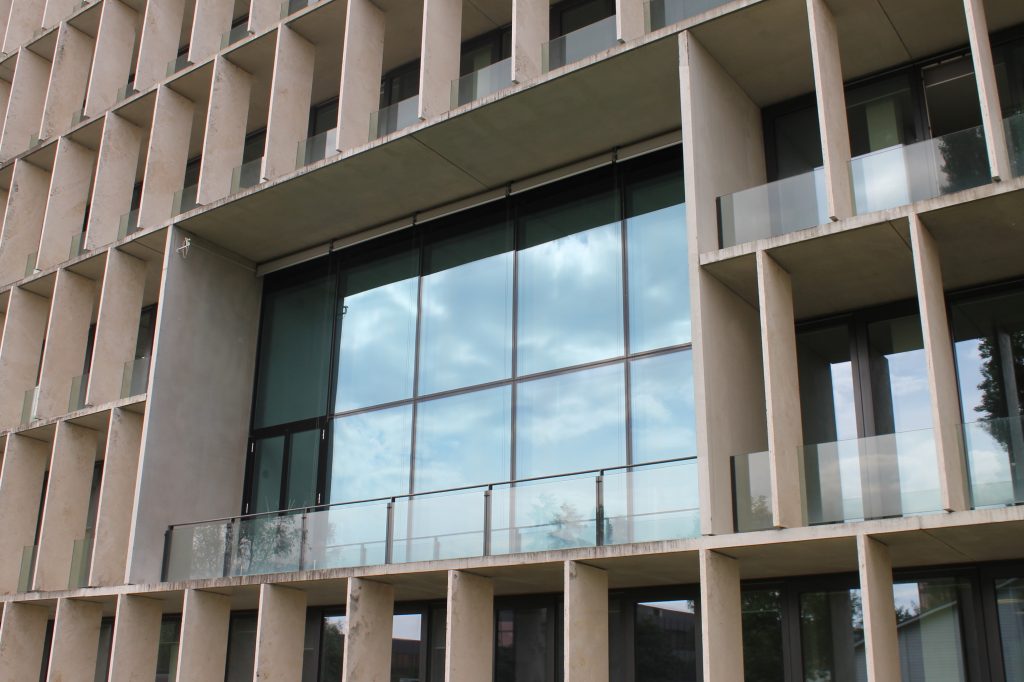 ETH Zürich HIT Binası iç salon görünümü: iki kat yüksekliğinde geniş mekân